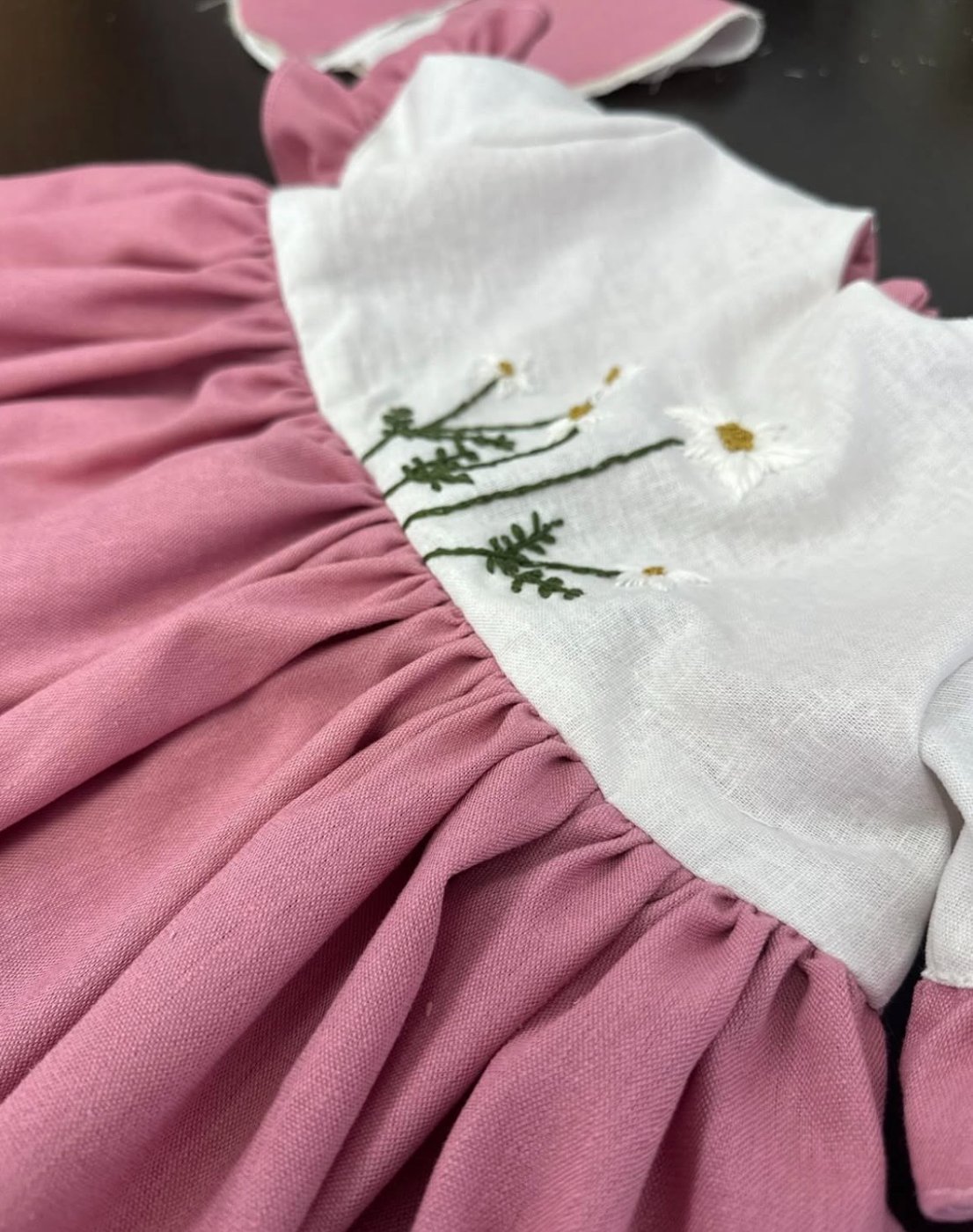 Rochiță roz cu guler brodat cu margarete - Atelier Cataleya
