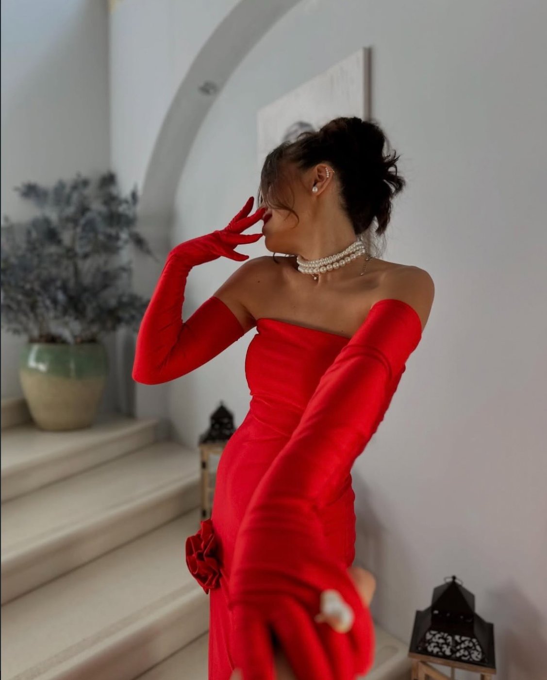 Detaliu rochie roșie cu trandafir - Atelier Cataleya
