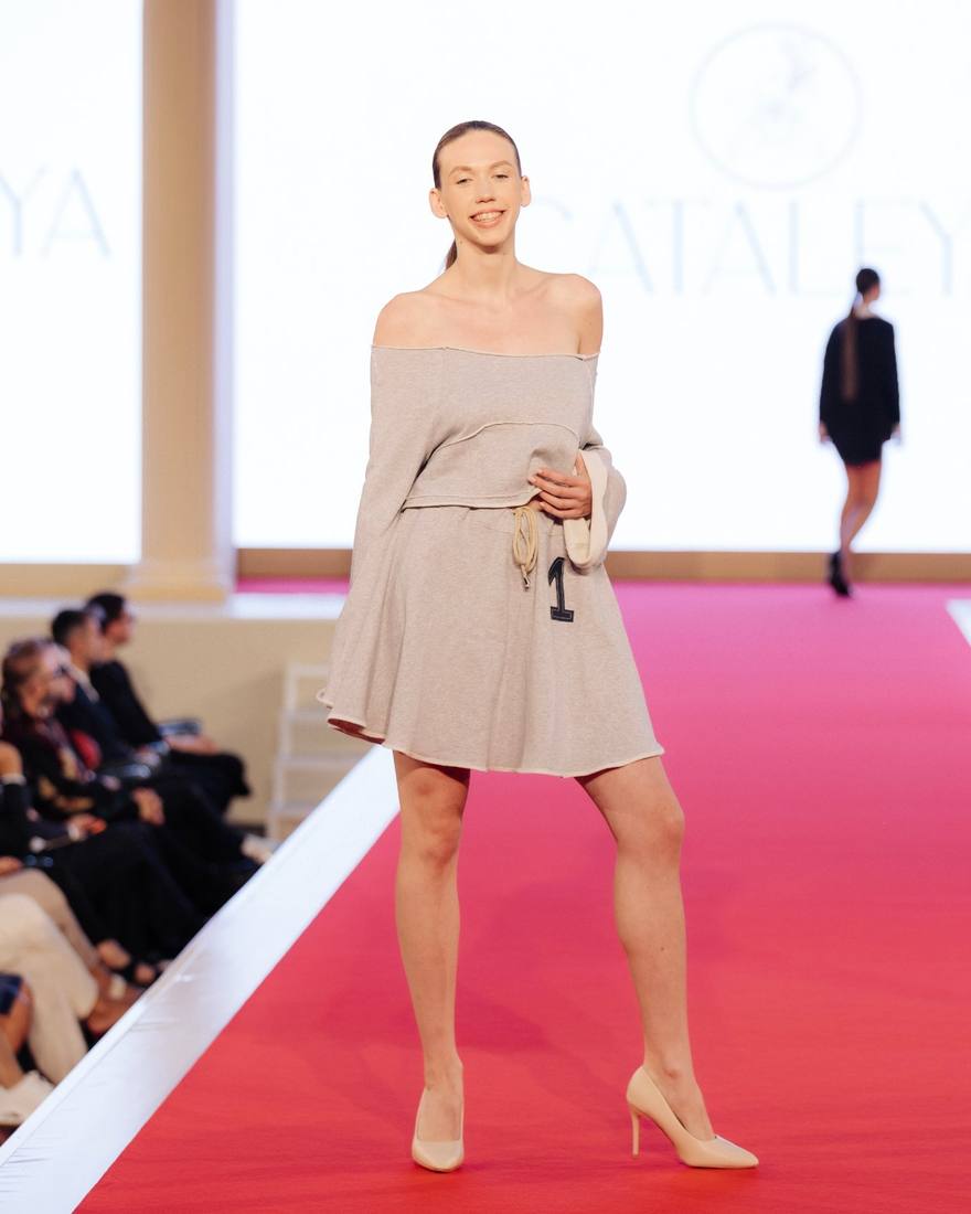 Model zâmbind pe podium