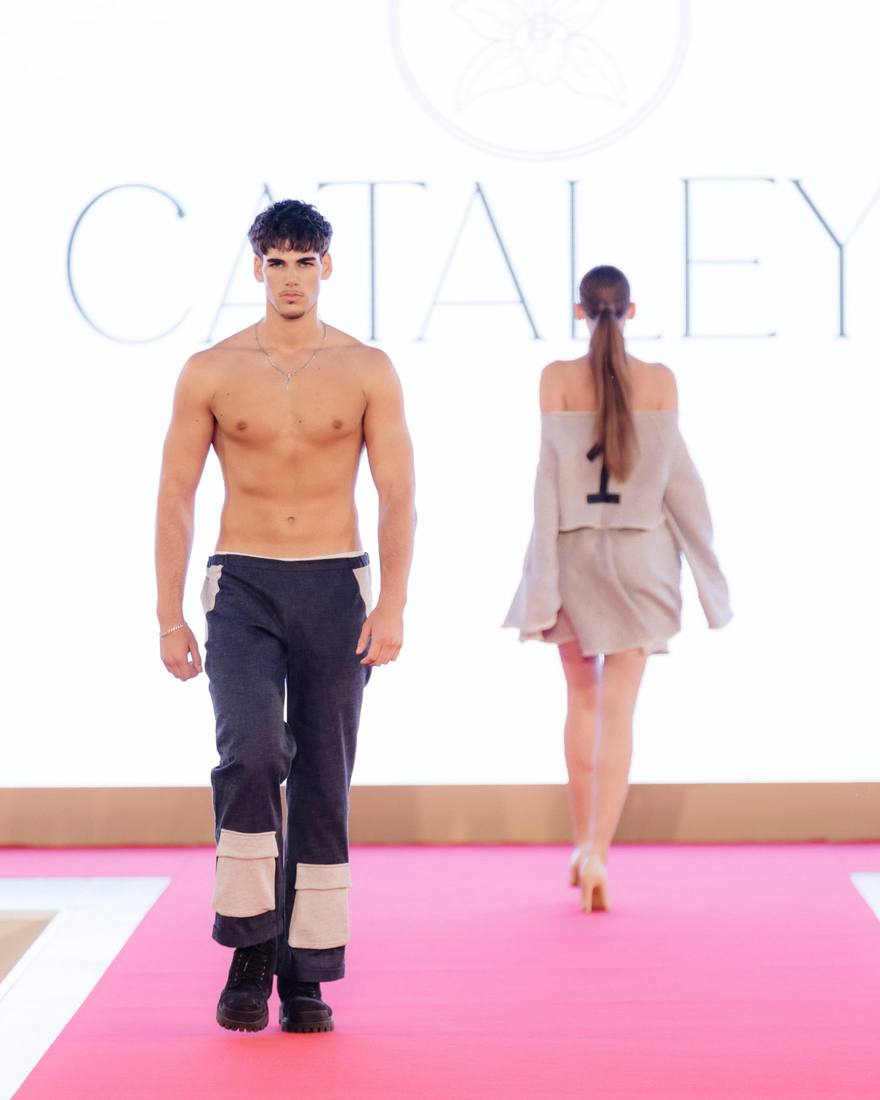Model masculin pe podium