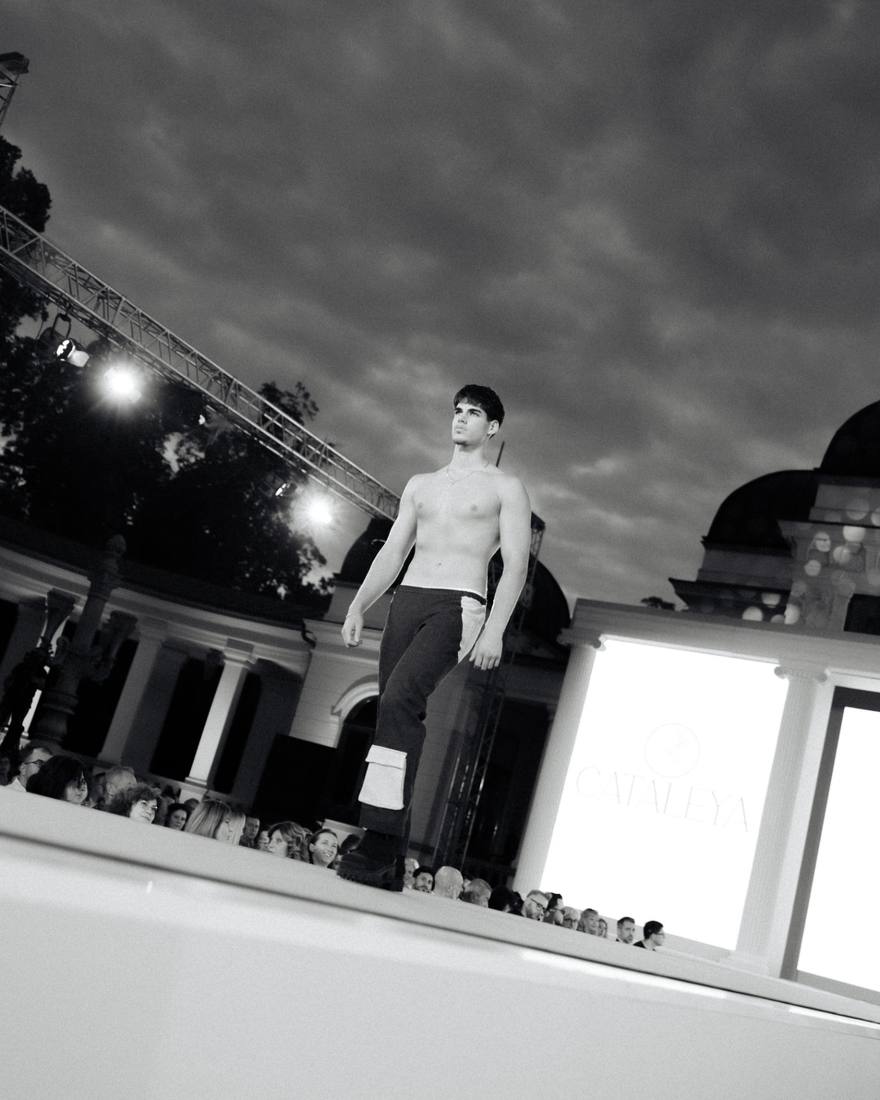 Model pe podium, fotografie alb-negru