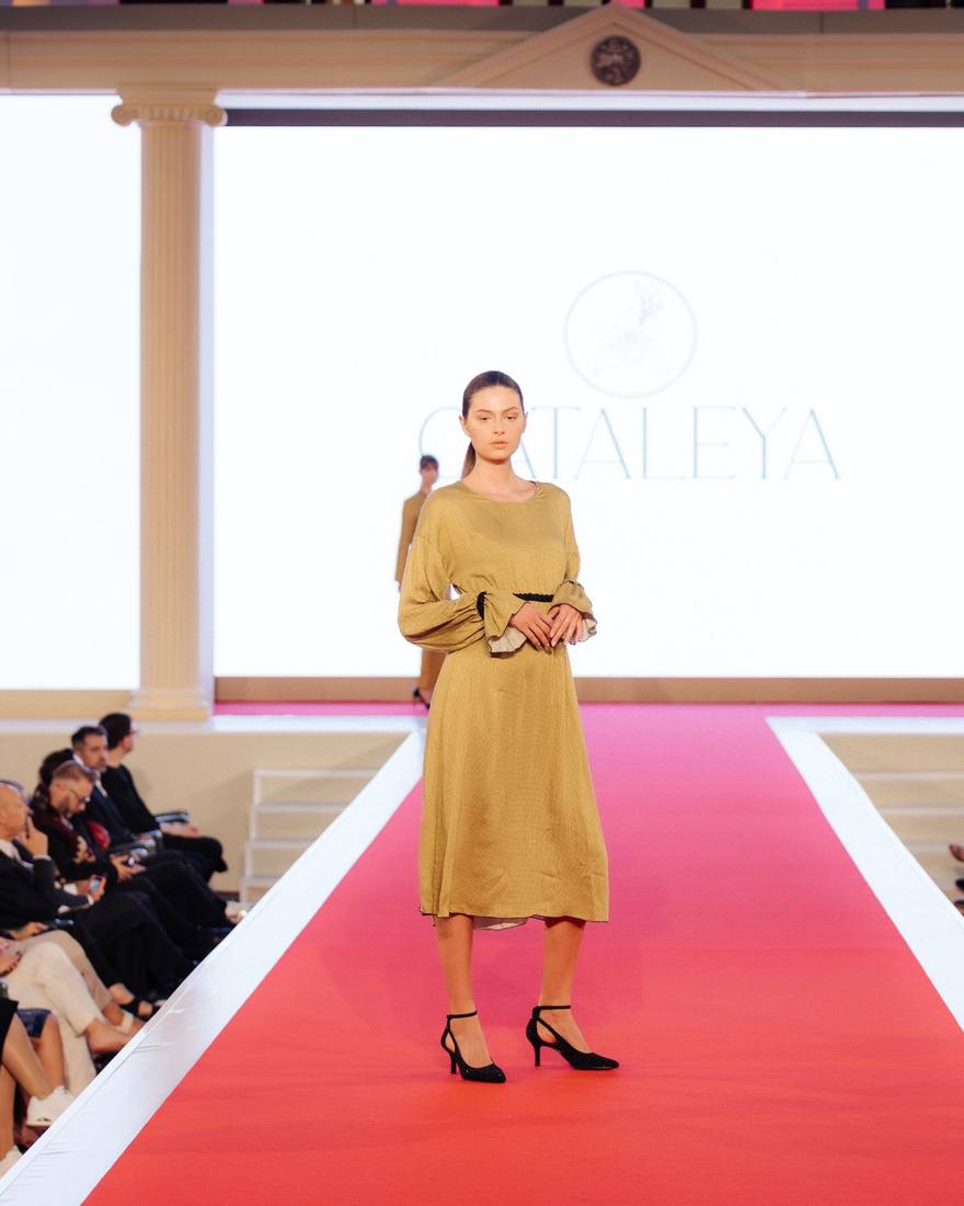 Rochie galbenă pe podium