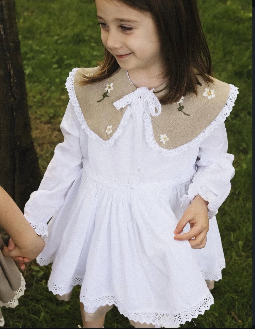 Rochiță albă cu margarete brodate - Atelier Cataleya