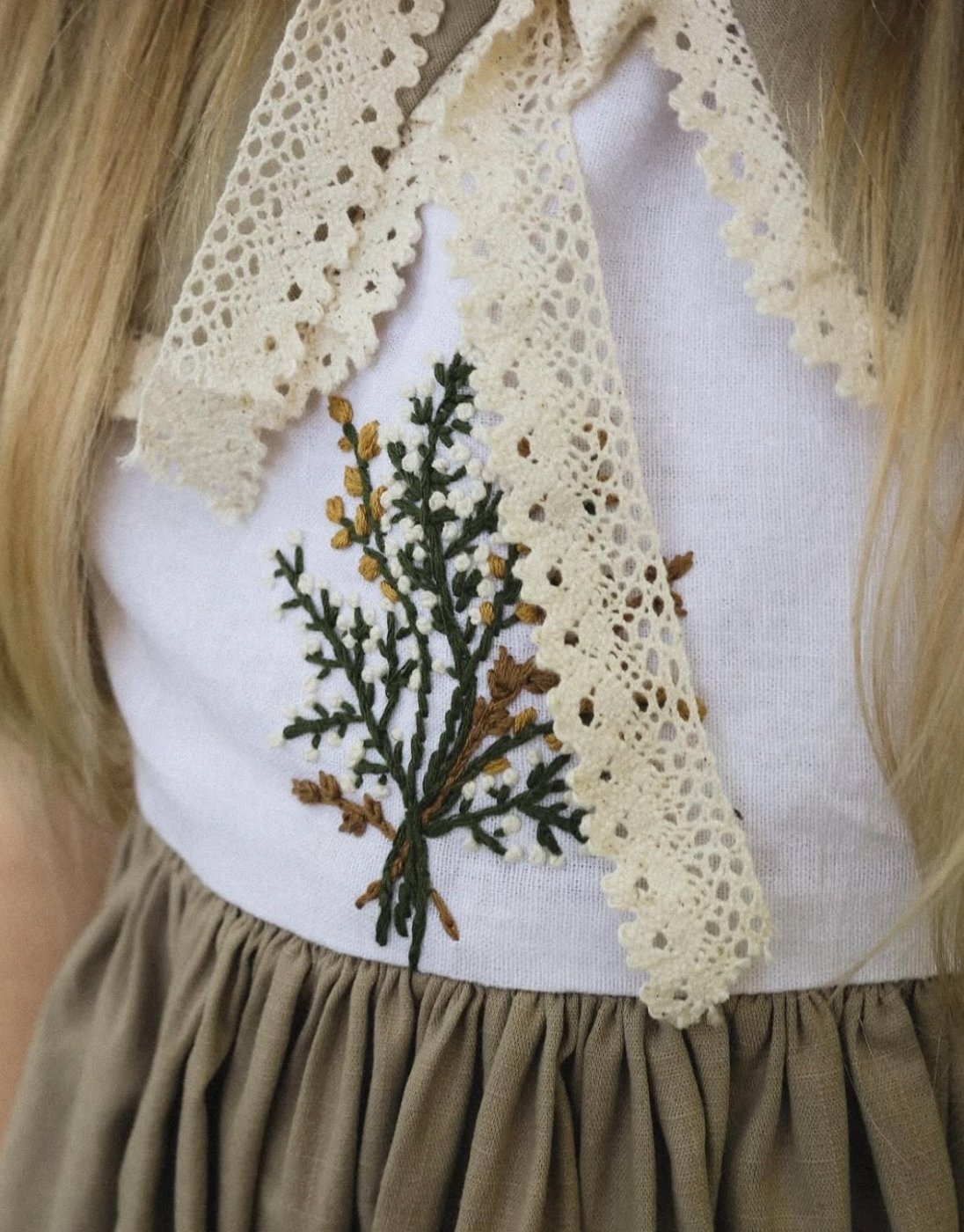 Detaliu broderie botanică - Atelier Cataleya